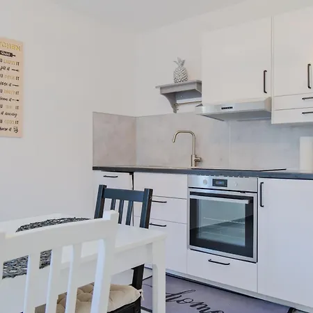 Untergeschoss Mit Stil Modern, Ruhig & Mit Terrasse Apartman