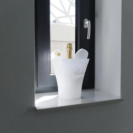 Untergeschoss Mit Stil Modern, Ruhig & Mit Terrasse Apartman