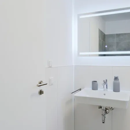 Apartman Untergeschoss Mit Stil Modern, Ruhig & Mit Terrasse *